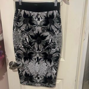 Black and gray floral pencil skirt. Apt 9 size XS. Good condition, like new.